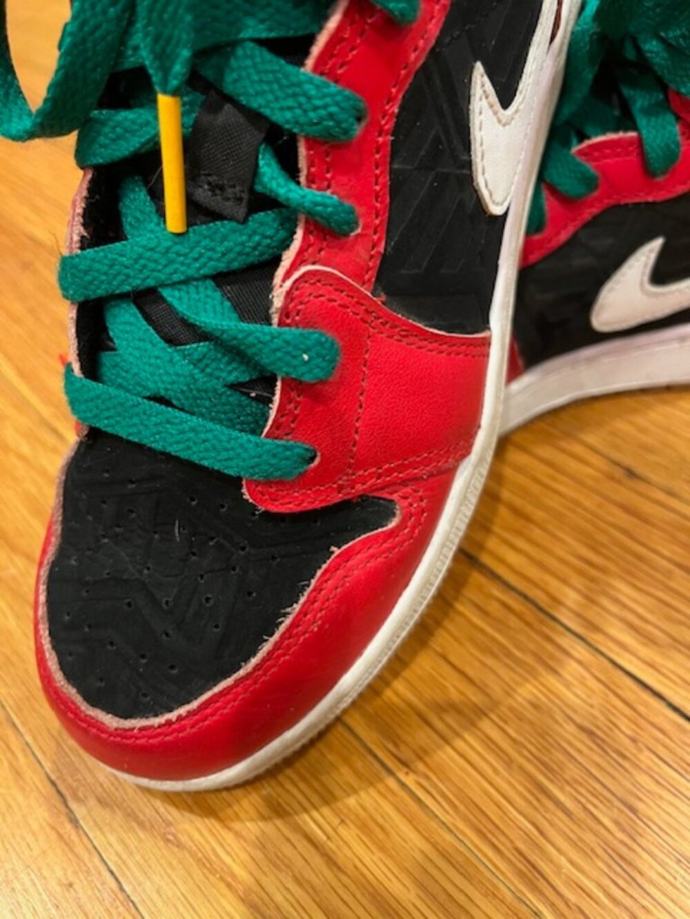 Air Jordan 1 Mid SE 'Christmas 2022' Edition - Kids Size 4Y - Picture 5 of 11